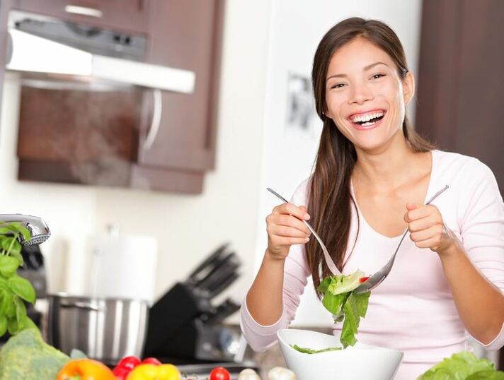 Girl eats a healthy salad